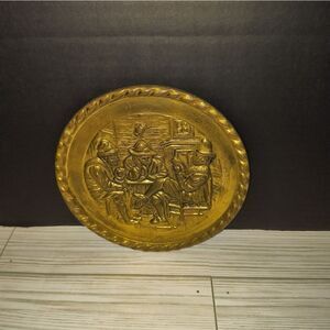 Vintage Peerage Embossed Brass Wall Hanging Pub Scene Made In England MCM 6½"in